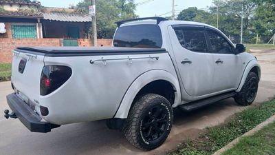 Mitsubishi Tritón miniatura 9