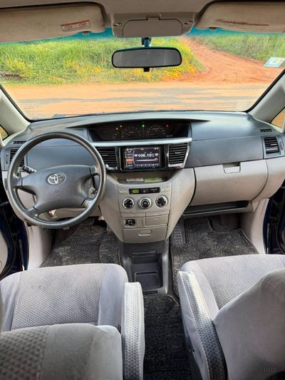 Toyota Voxy miniatura 13