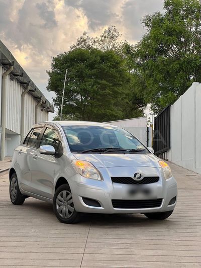 Toyota Vitz miniatura 2