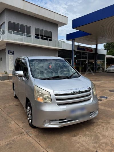Toyota Noah miniatura 3