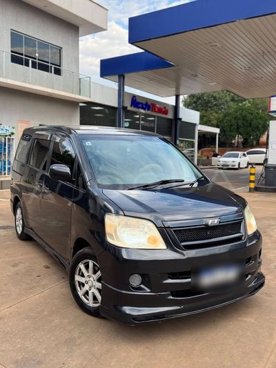 Toyota Noha miniatura 2