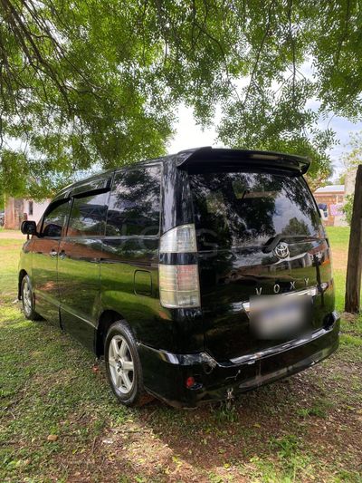 Toyota Voxy miniatura 4