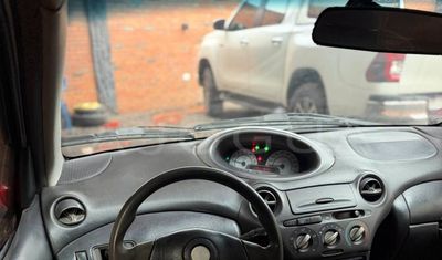 Toyota Vitz miniatura 6