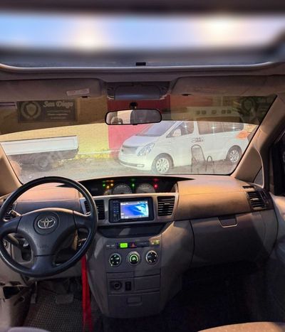 Toyota Voxy miniatura 8