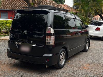 Toyota Voxy miniatura 3