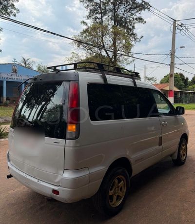 Toyota Noah miniatura 4