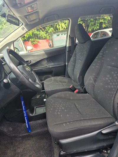 Toyota Ractis miniatura 8