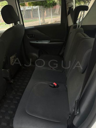 Toyota Ractis miniatura 8