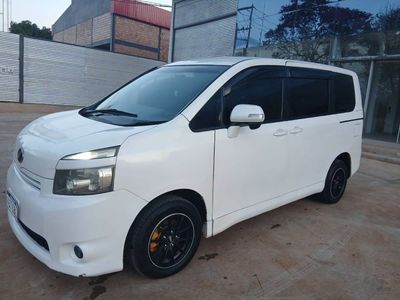 Toyota Voxy miniatura 3