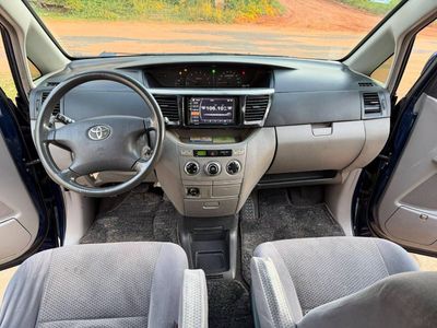Toyota Voxy miniatura 9