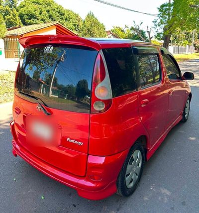 Toyota FunCargo miniatura 2