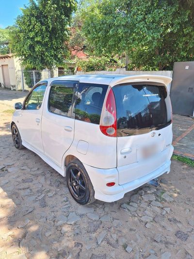 Toyota FunCargo miniatura 4