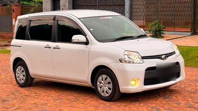 Toyota Sienta 2015