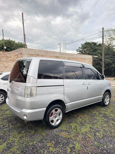 Toyota Voxy miniatura 3