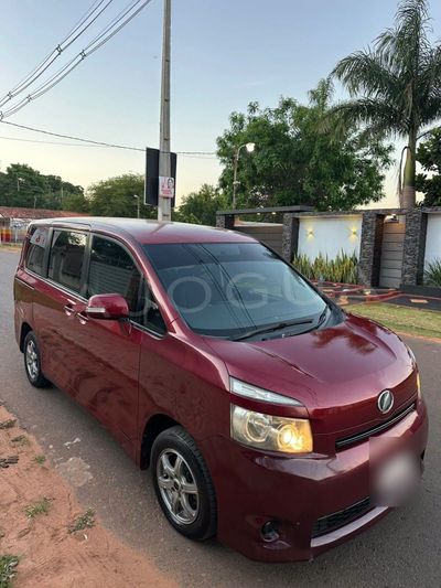 Toyota Voxy miniatura 5