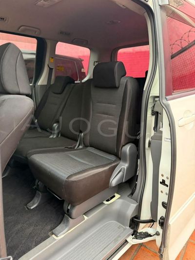 Toyota Voxy miniatura 7