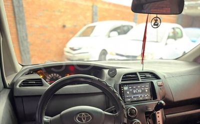 Toyota Ractis miniatura 6