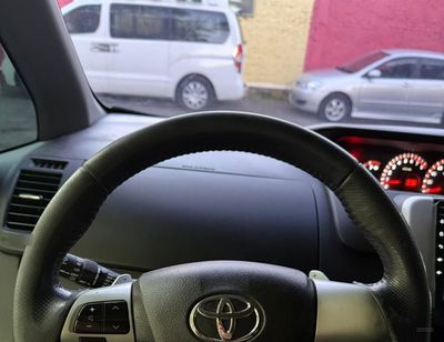 Toyota Voxy miniatura 11