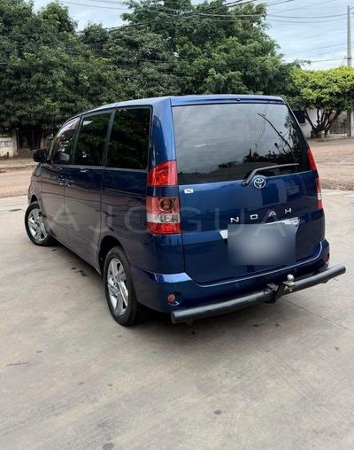 Toyota Noah miniatura 7