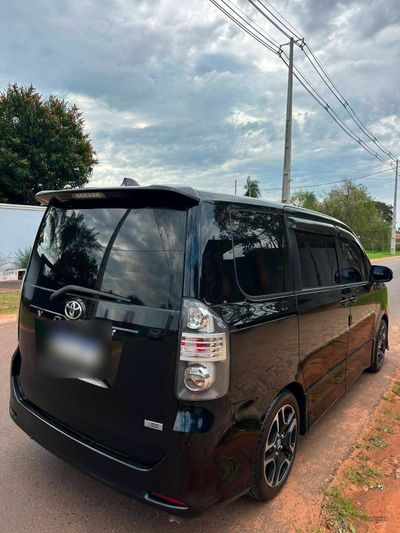 Toyota Voxy miniatura 6