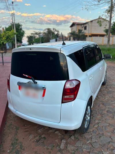 Toyota Ractis miniatura 2