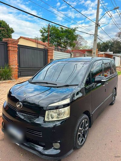 Toyota Voxy miniatura 2