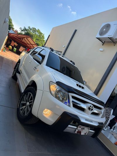 Toyota Hilux thumbnail 1