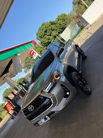 Toyota Hilux thumbnail 1