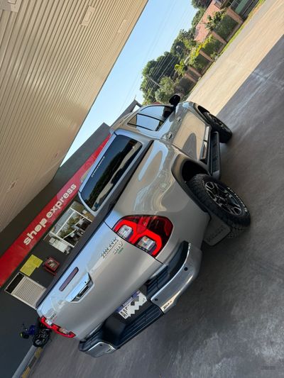 Toyota Hilux miniatura 4
