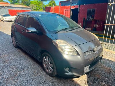 Toyota Vitz miniatura 3