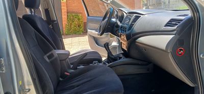 Mitsubishi Triton miniatura 5