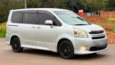 Toyota Noah miniatura 2