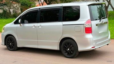 Toyota Noah miniatura 7