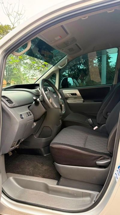 Toyota Noah miniatura 6