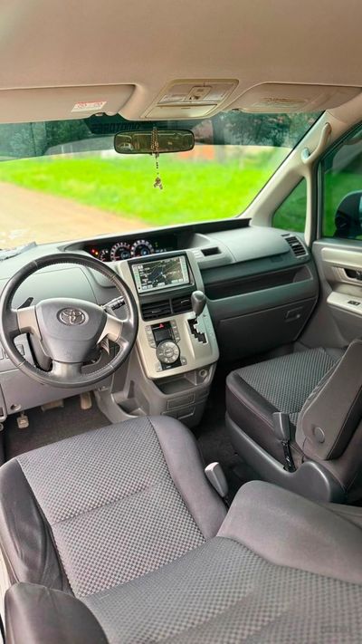 Toyota Noah miniatura 8
