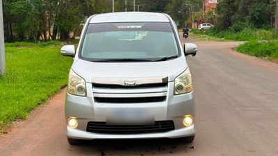 Toyota Noah 2008