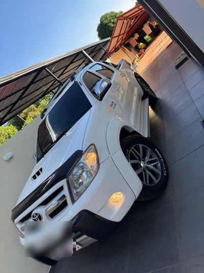 Toyota Hilux miniatura 3