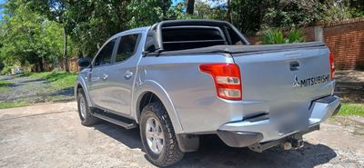 Mitsubishi Triton miniatura 23