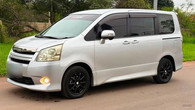 Toyota Noah miniatura 5