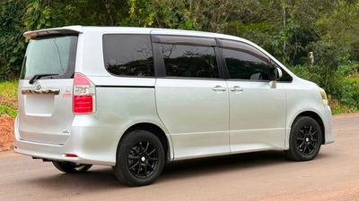 Toyota Noah miniatura 4