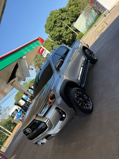 Toyota Hilux miniatura 3