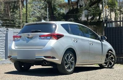 Toyota Auris miniatura 3