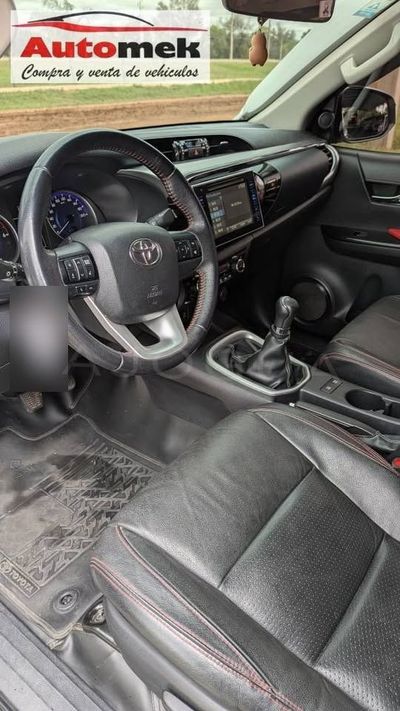 Toyota Hilux miniatura 3