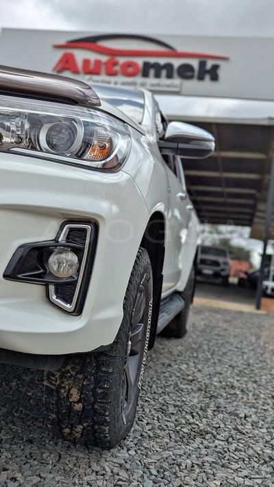 Toyota Hilux thumbnail 1