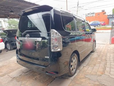 Toyota Voxy miniatura 9
