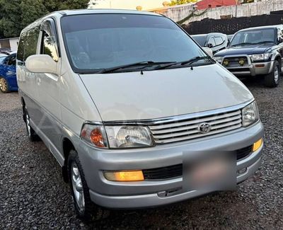 Toyota Regius thumbnail 1