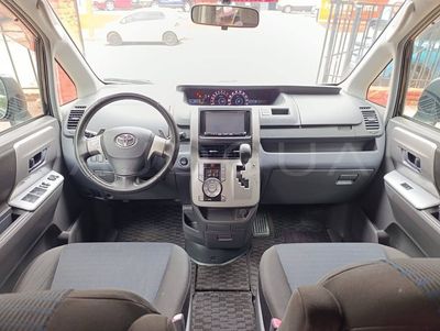 Toyota Voxy miniatura 7