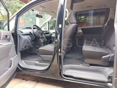 Toyota Voxy miniatura 5