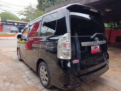 Toyota Voxy miniatura 6