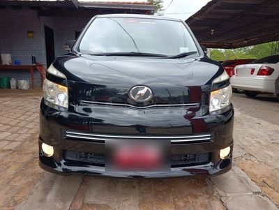 Toyota Voxy miniatura 2